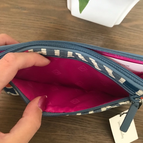 LAST 1🔥Vera Bradley RFID Front Zip Wristlet Geo - Picture 5 of 7